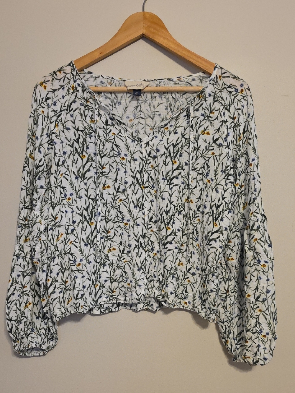 Universal Thread White Floral V-Neck Peasant Blouse with Green & Yellow Sprigs